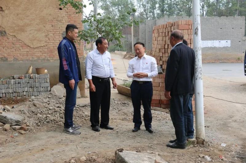 扶貧路上  攜手同行——弘義集團黨委書記、董事長張秀峰一行 到定點幫扶村調(diào)研